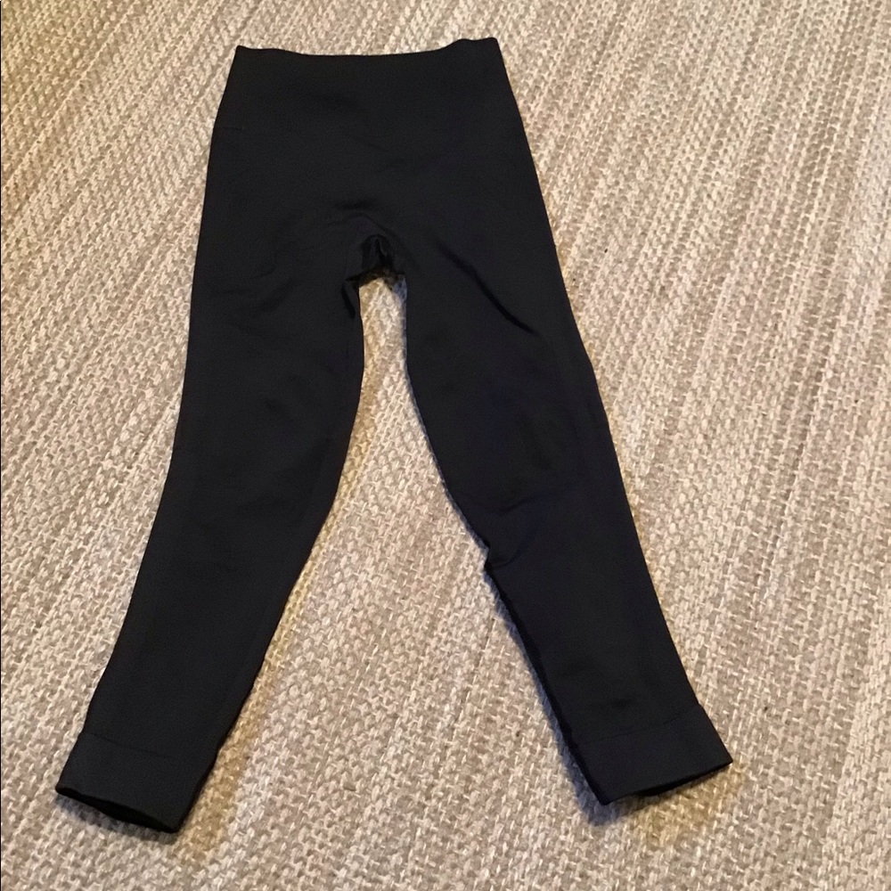 Lulu lemon black Capri leggings size 6